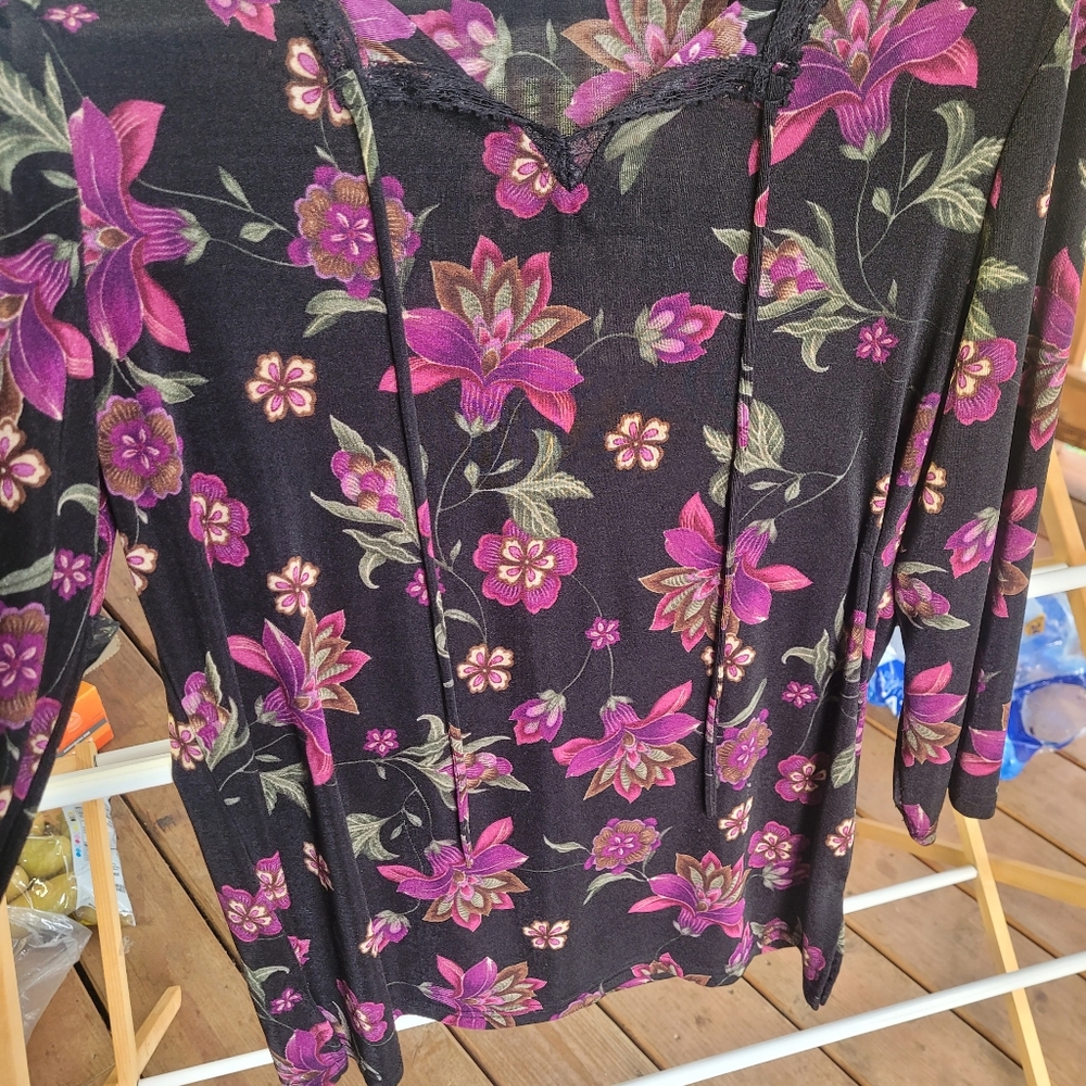 EUC Jaclyn Smith Classic Women's M Blouse. Purple flowers on a black background.